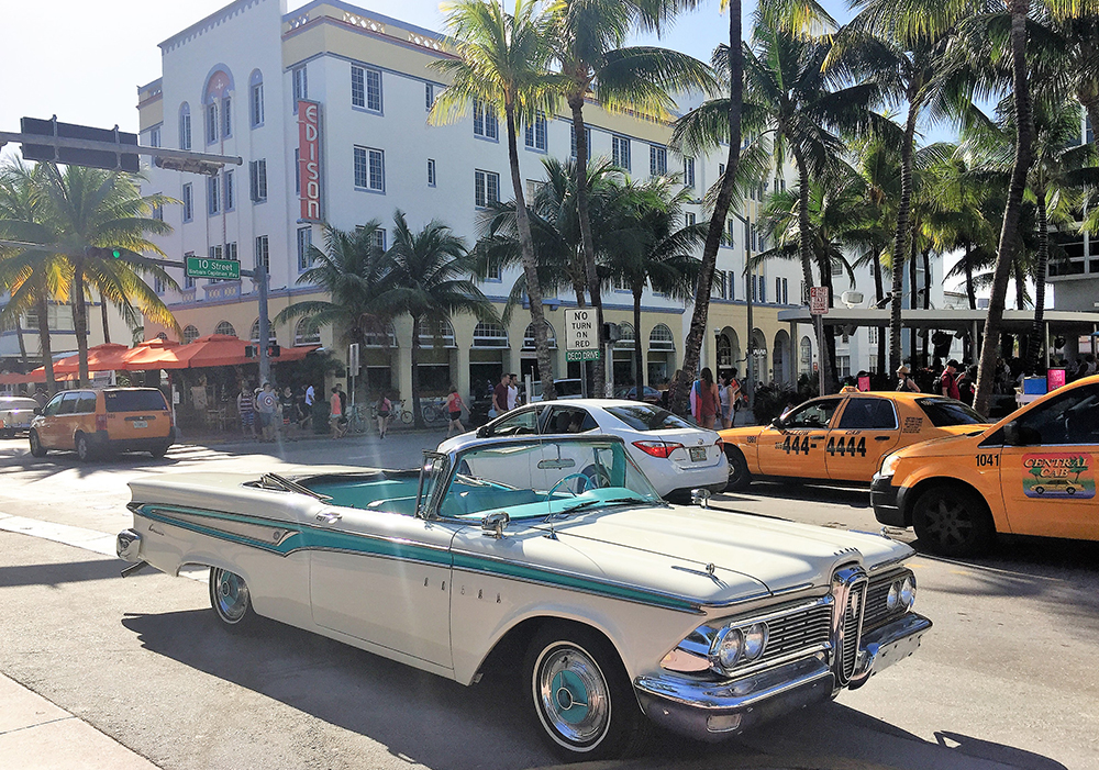30 Min Car Tour Miami Beach in Convertible Classic
